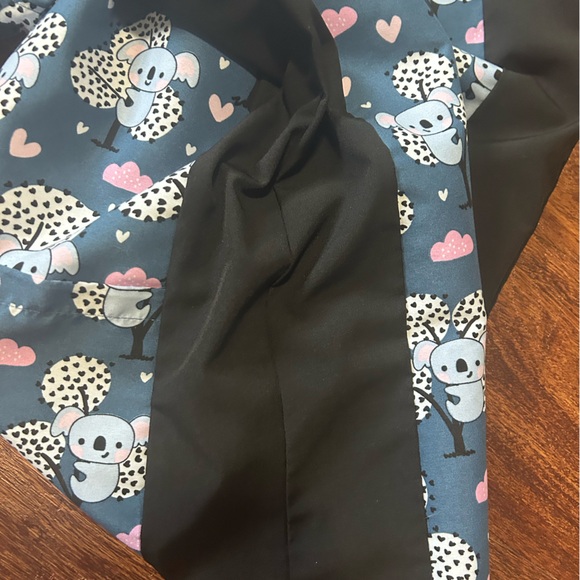 Women’s Koala Bear Scrub Top. Size Large - Picture 5 of 7